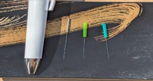 ボールペンと使い捨てのディスポ鍼（はり）の比較画像