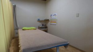 都城市でうつ・不眠の鍼灸治療を行う「鍼灸治療院たけした」の清潔で落ち着いた施術室