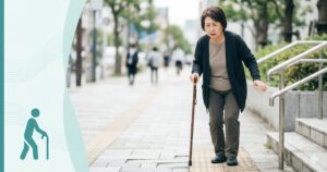 都城市の鍼灸治療院たけした。歩行不安やふらつきを抱える高齢者に寄り添う家族の風景。